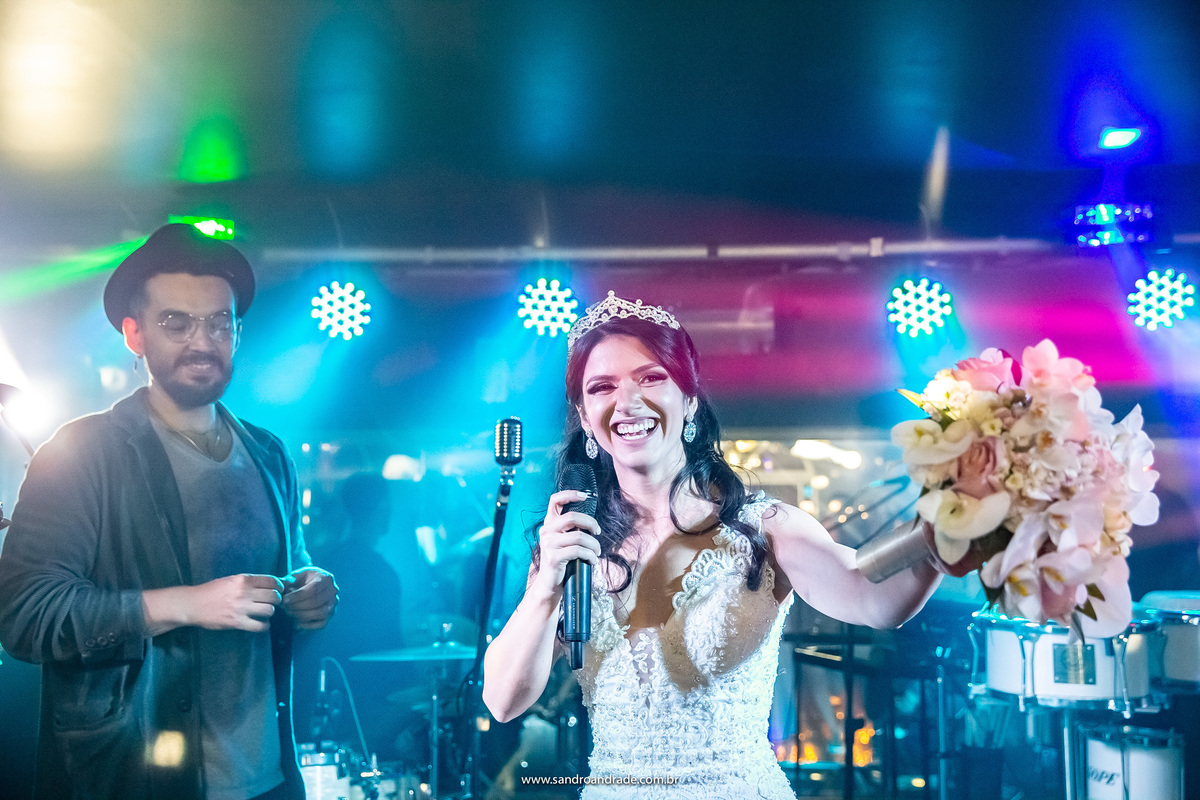 Mas no final de toda a brincadeira, ela não joga, ela presenteia uma amiga encalhada com seu lindo buque de noiva.