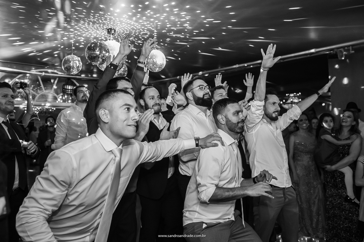 Chegou a vez dos amigos do noivo pegarem o wisk, fotografia muito engraçada registrando a expressão de cada um.