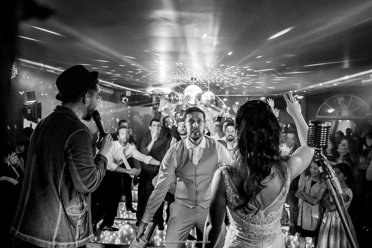 Com uma cara muito engraçada o noivo vai jogar a caixa de wisk. (Risos)