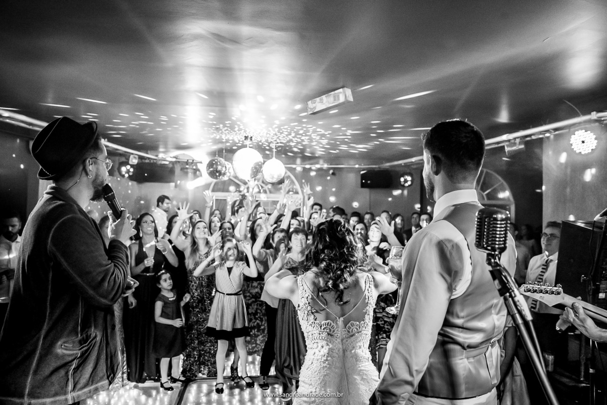 A noiva gostou tanto da brincadeira que resolveu chamar as amigas para jogar um chandon.