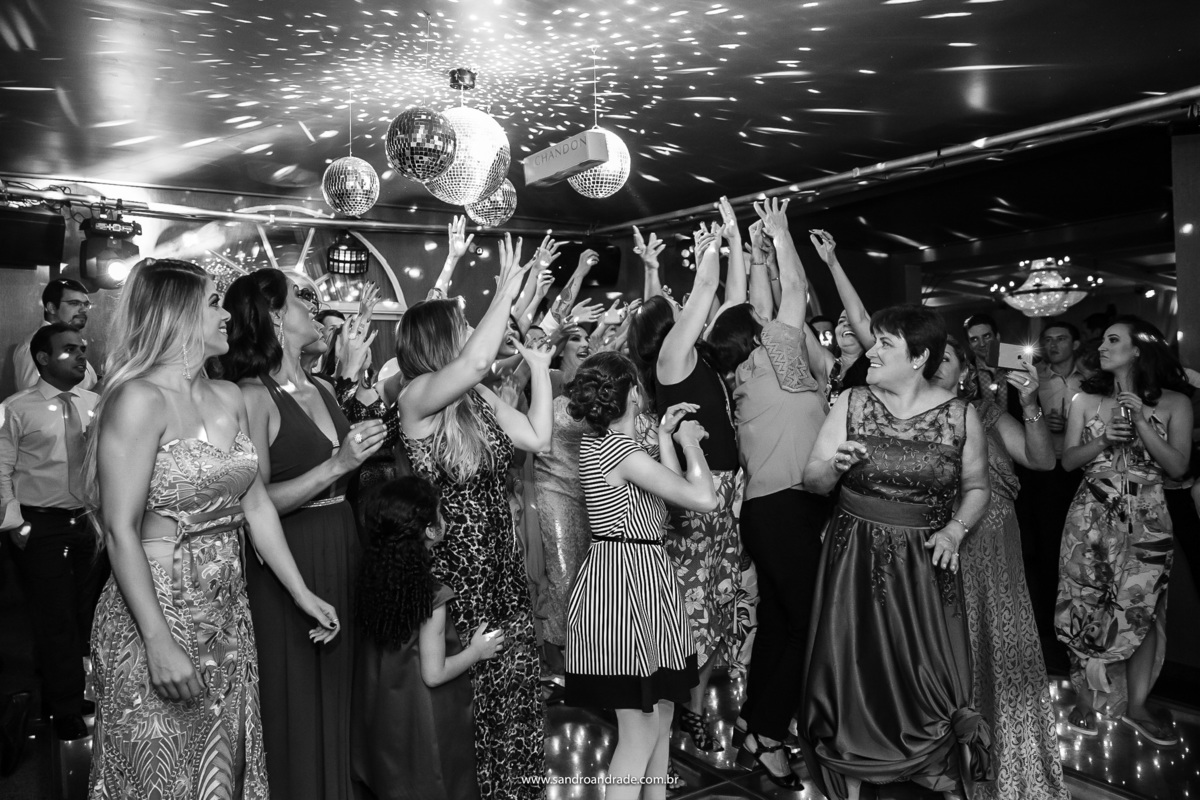 Todas querem pegar a caixa do chandon...