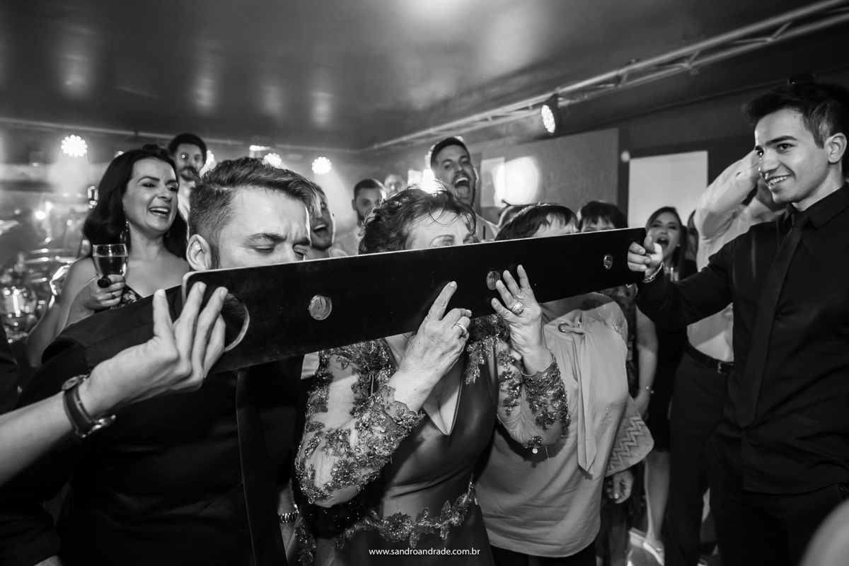 Os três virando a cachaça enquanto o noivo se acabar sorri ao fundo. (Risos)