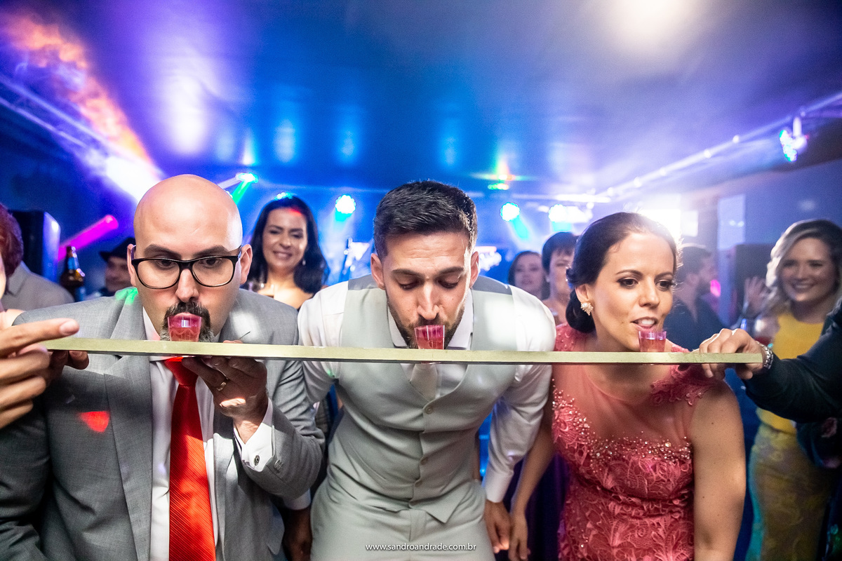 Agora chegou a vez do noivo junto de seu irmão e sua irmã, tomarem a famosa cachaça. (Risos)