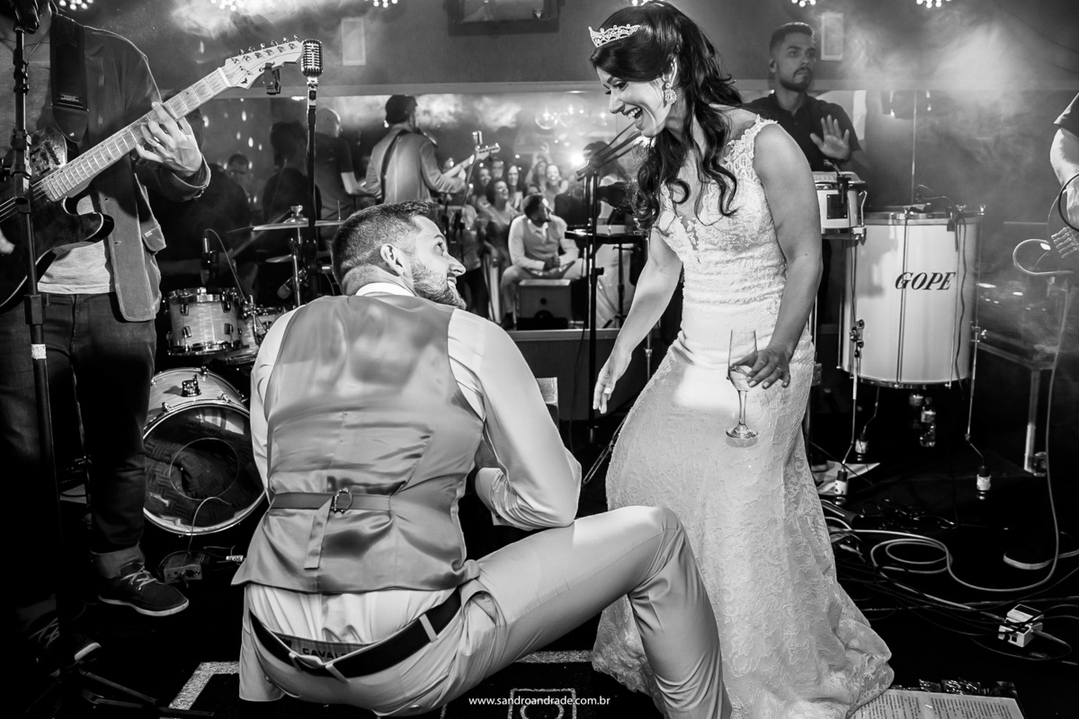 especialista em fotografia de casamento Sandro Andrade arrebentou com mais este momento em forma de fotografia, os noivos indo até o chão, dançaram muito.