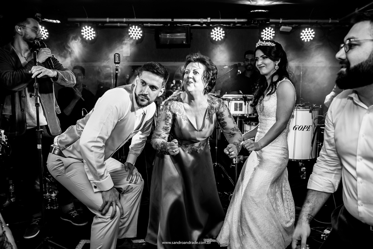 Difícil descrever essa foto...risos. A expressão da mãe do noivo dançando com o casal é hilária.