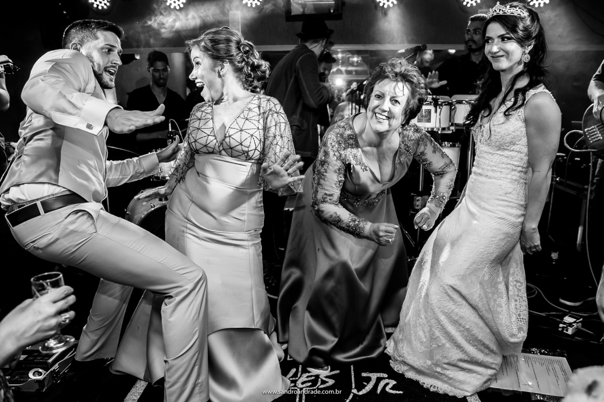 Uma fotografia muito bacana, de momento, dos noivos dançando com suas mães no palco e expressões que não tem preço. Click feito por um dos melhores fotógrafos de casamento Brasilia.