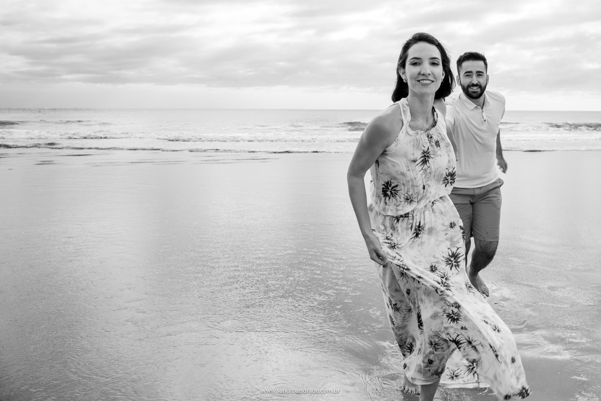 Aqui eles correm ao encontro do Sandro uma beira da praia, sorrindo e felizes.