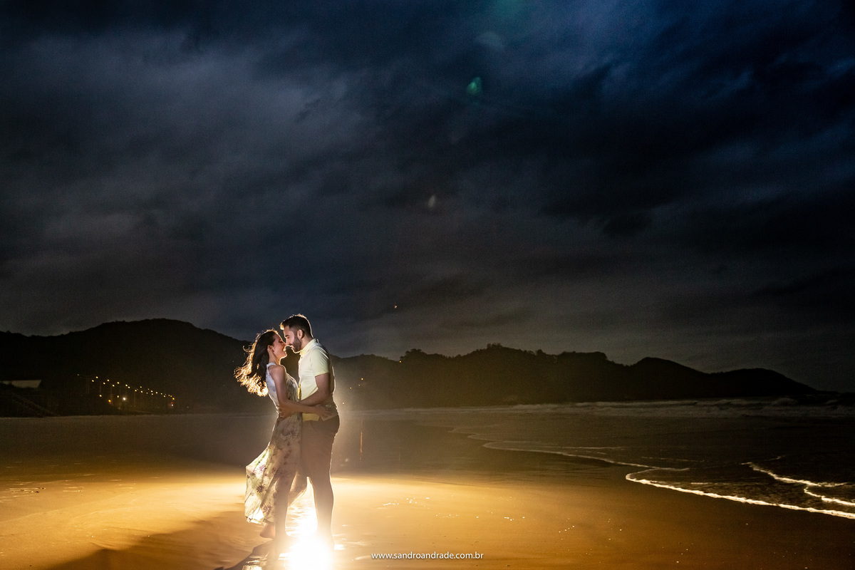 De frente um para o outro, bem juntinhos, aquele olhar nos olhos e uma linda contra luz compõem esta fotografia. 