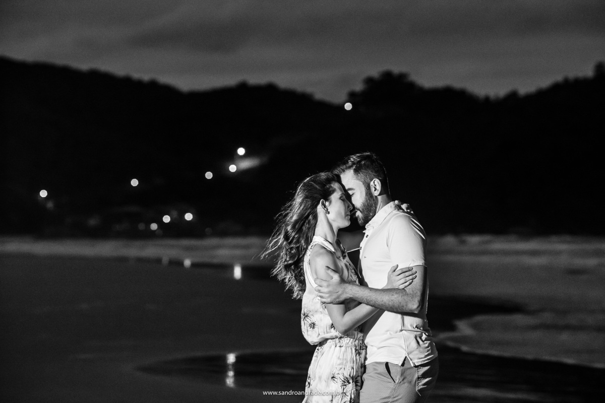 Sabe aquele quase beijo? É este desta imagem, Paty e Lucas estão contando as horas para o grande dia, amanhã neste horário já serão marido e mulher.