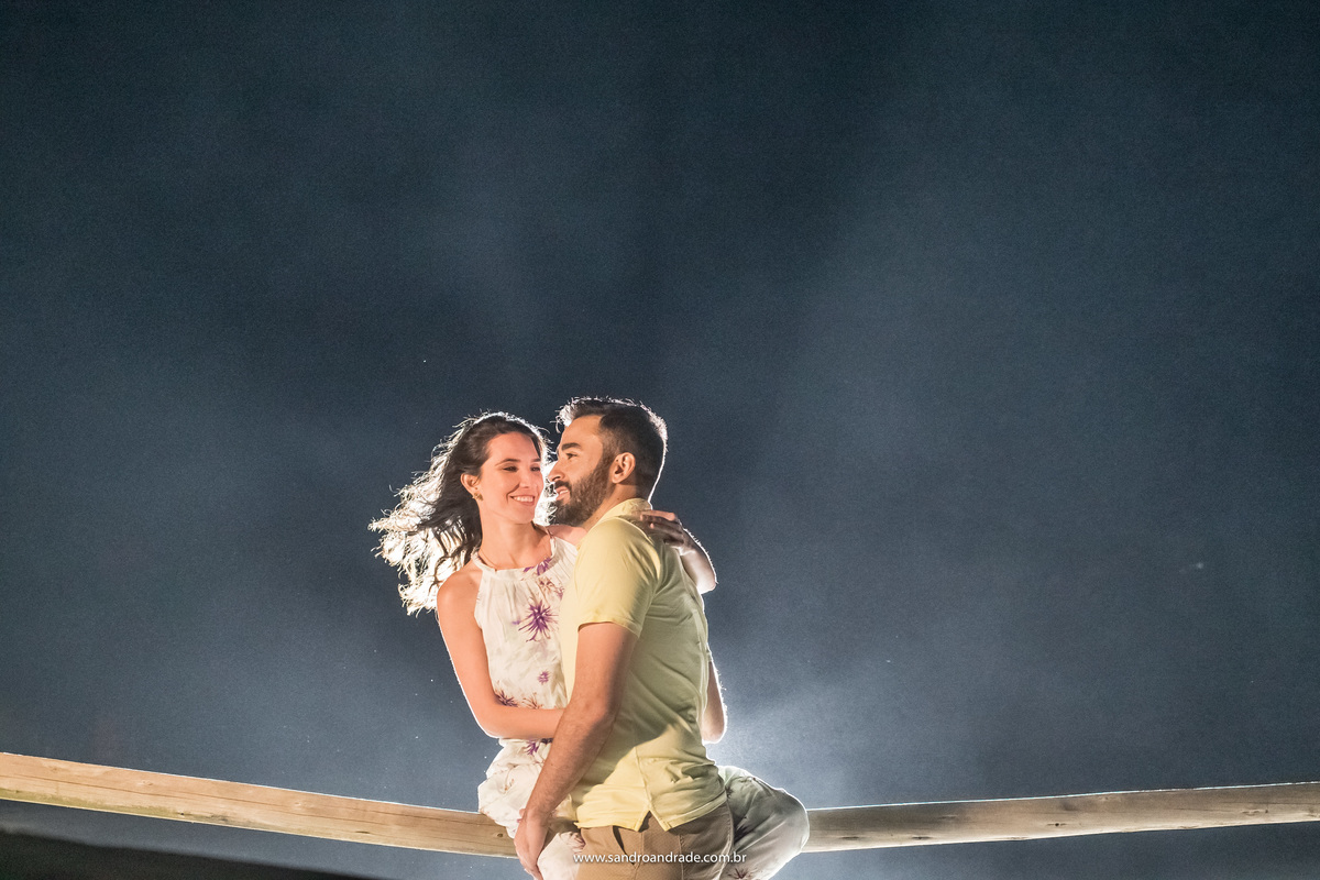 Retrato do casal, sorrisos bobos e muita felicidade estampada no olhar.