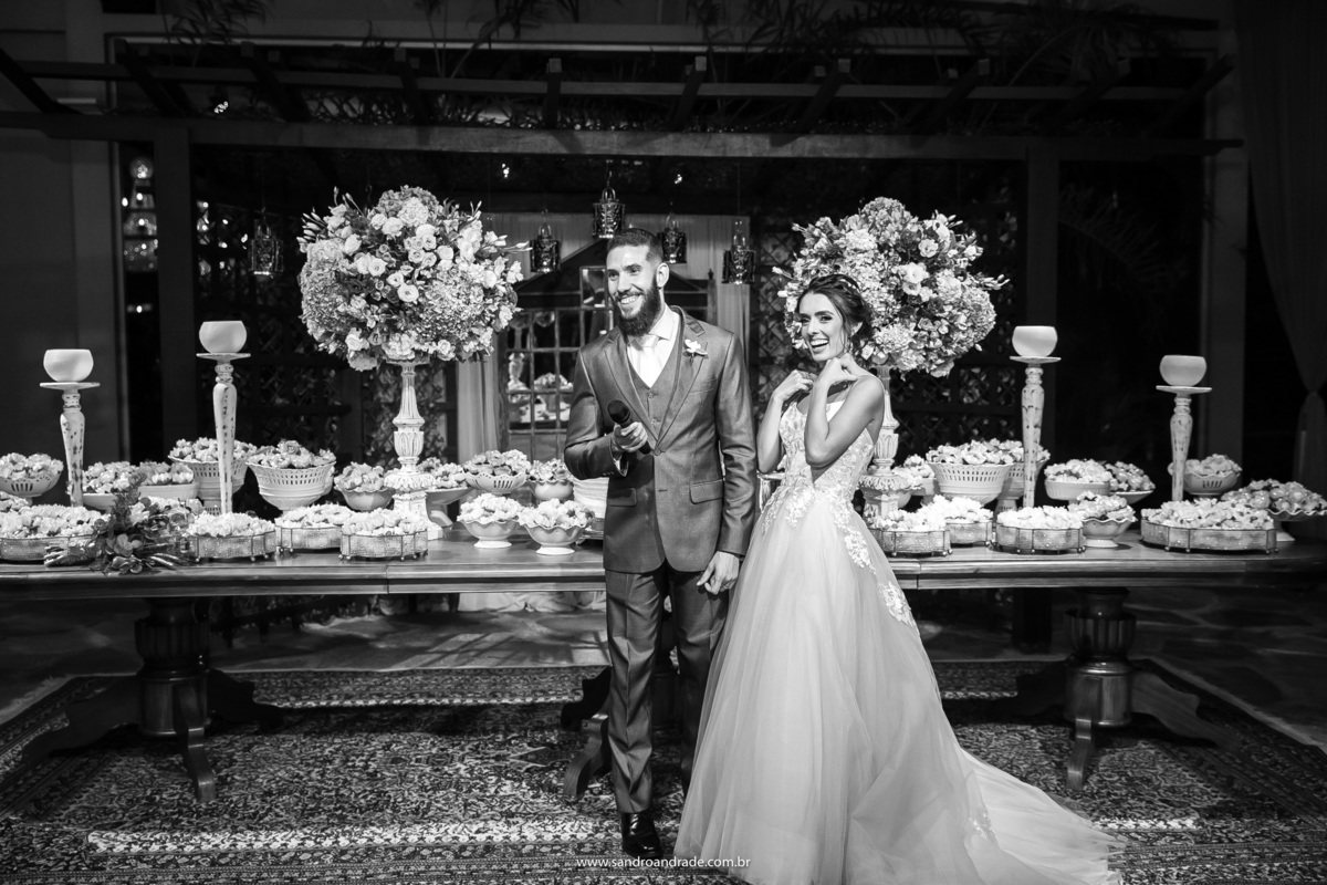 Na festa felizes, eles fazem os agradecimentos a todos que compareceram e aos pais.