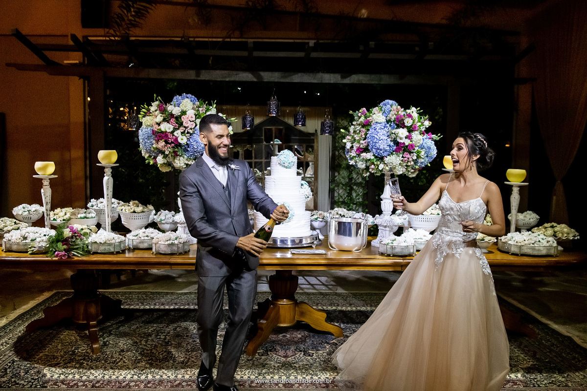 É hilária a reação deles diante do espumante...agora vem a sequencia deste momento.