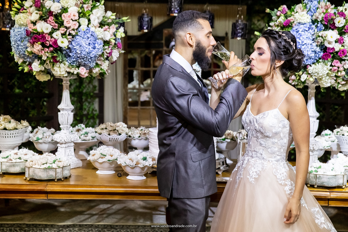 O tradicional brinde dos noivos...mãos cruzadas e tudo mais.