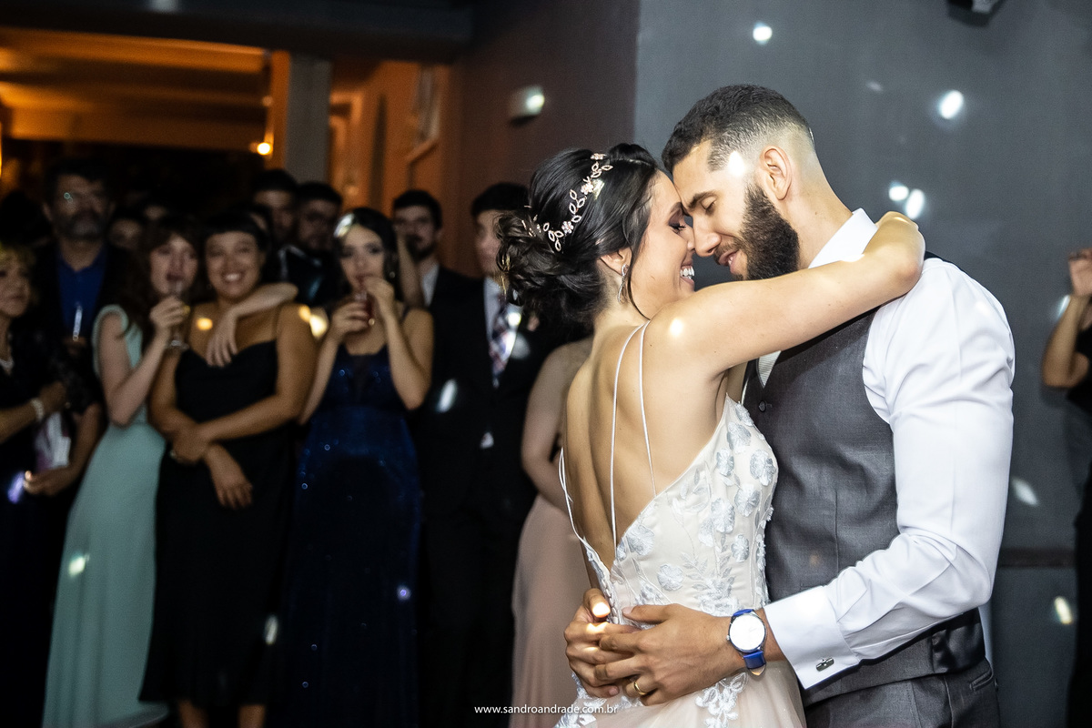 Retrato do casal dançando agarradinhos, felizes e apaixonados.
