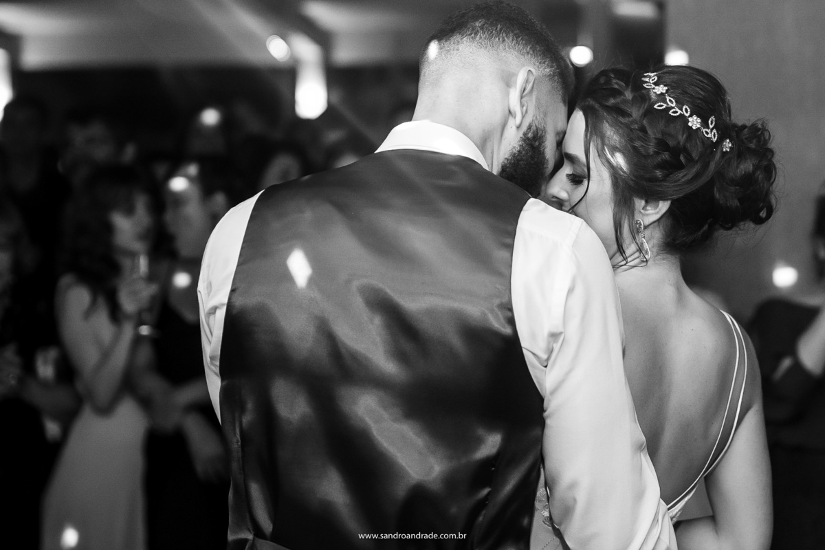 De costas, ainda dançando, retrato dos noivos...muito amor.