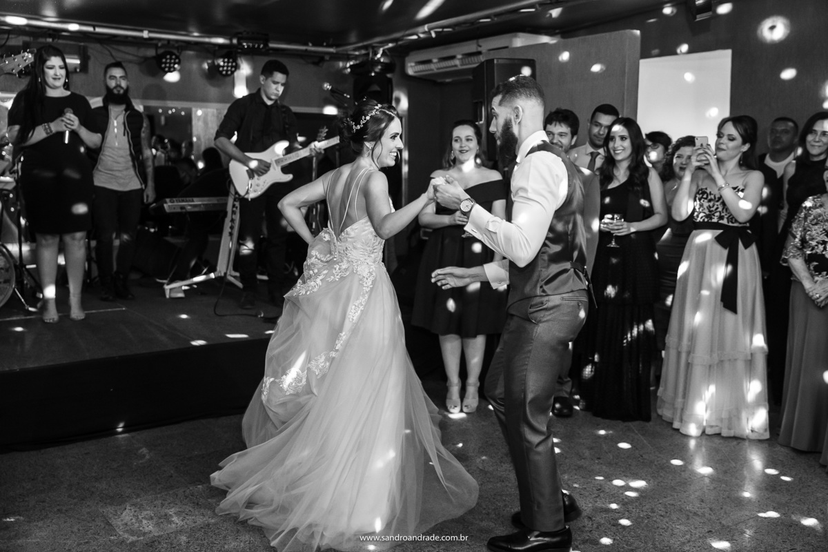 Com uma musica mais animada, eles dançam sozinhos e em seguida convidam os amigos para dançarem.