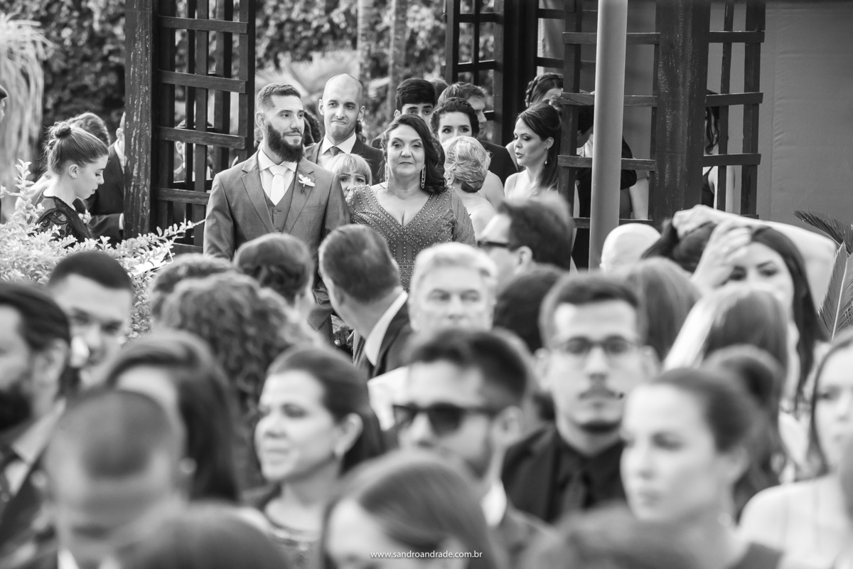 O noivo com sua mãe na fila do cortejo.