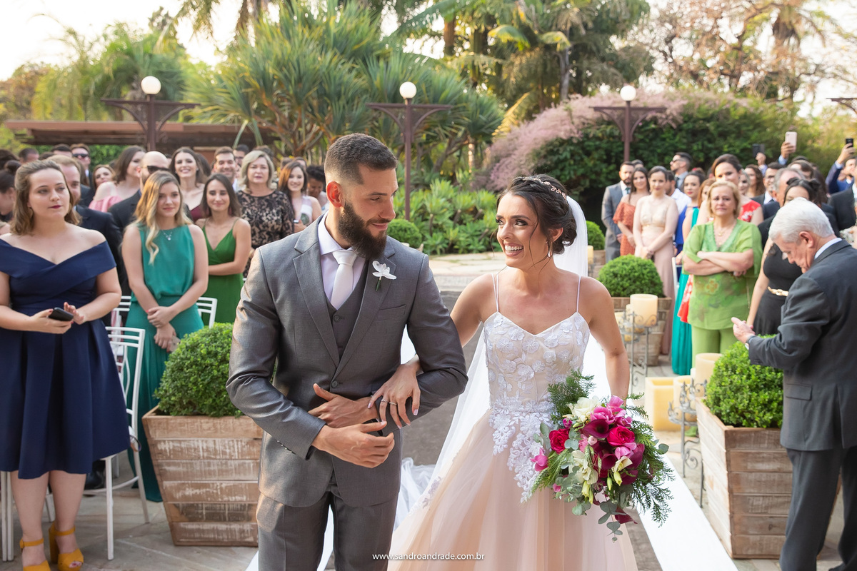 Prestes a subir no altar eles se olham, emocionados e felizes e Sandro Andrade fotógrafo em Brasilia não perde este lindo momento.