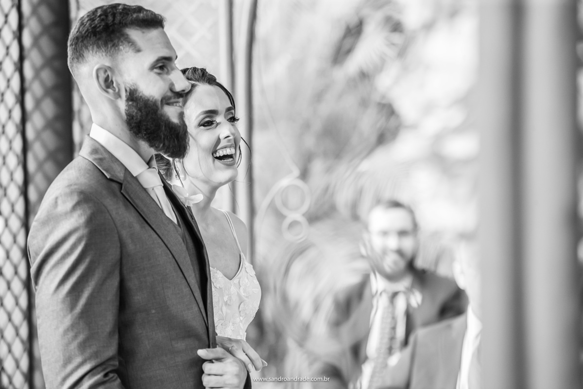 Fotografia de Casamento feita por Sandro Andrade um dos melhores fotógrafos de casamento de Brasilia, os noivos sorrindo durante a cerimonia.