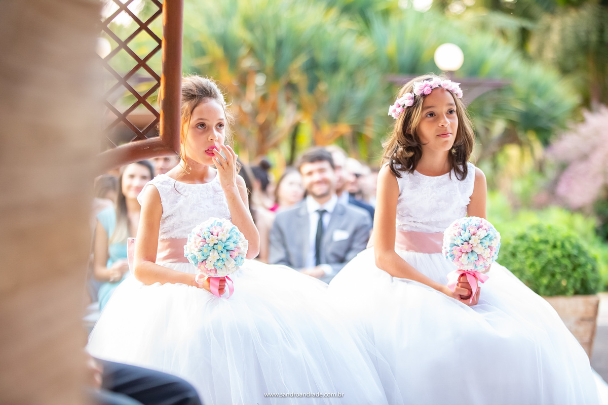 As daminhas...a da esquerda disfarçadamente põe o dedo na boca, provando o marshmallow de seu buquê de flores de marshmallow. 