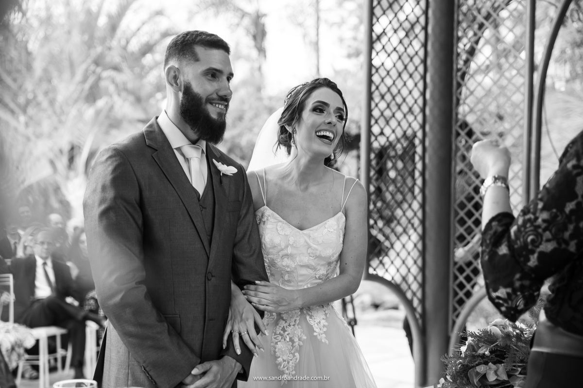 Sorrisos...acho que a Nathália foi a noiva mais sorridente durante a cerimonia, o noivo mais tímido também sorri.