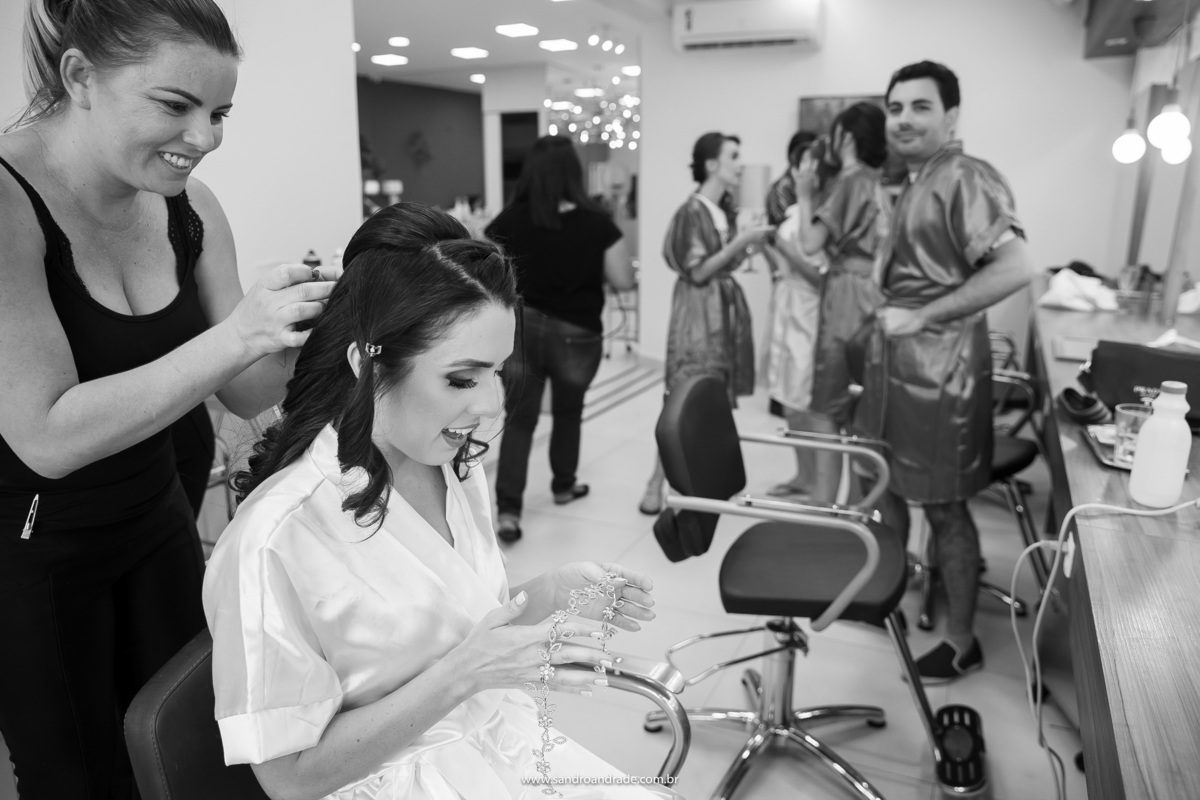 Agora a arrumação da noiva com as mães, madrinhas e seu amigo que tbm é madrinha. Nathália está admirando seu acessório de cabelo.