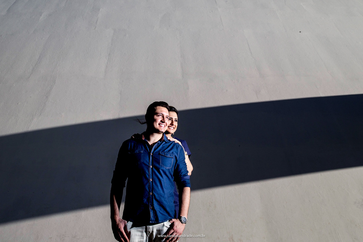 Na frente do museu eles estão abraçados.