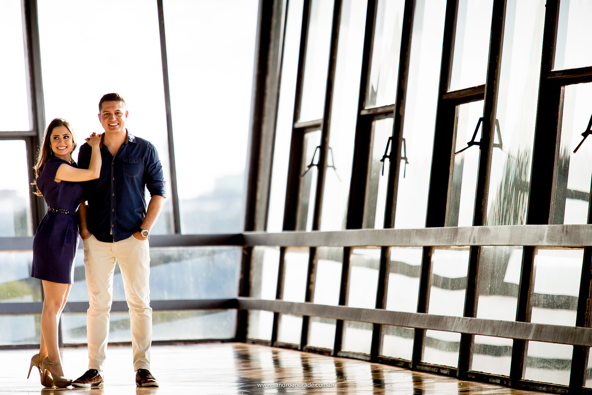 Retrato do casal, Selma está debruçada no braçada no ombro de seu noivo Ricardo.