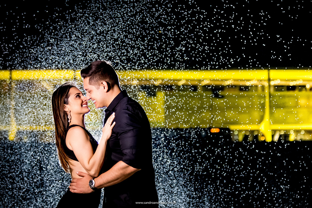 Mais chuva, enquanto a chuva ta engrossando a gente continua aproveitando, mesmo que molhe o casal são fotos únicas e poucos casais topam, então Sandro Andrade aproveita para colocar suas técnicas de luz na fotografia e fazer algo diferenciado e único.