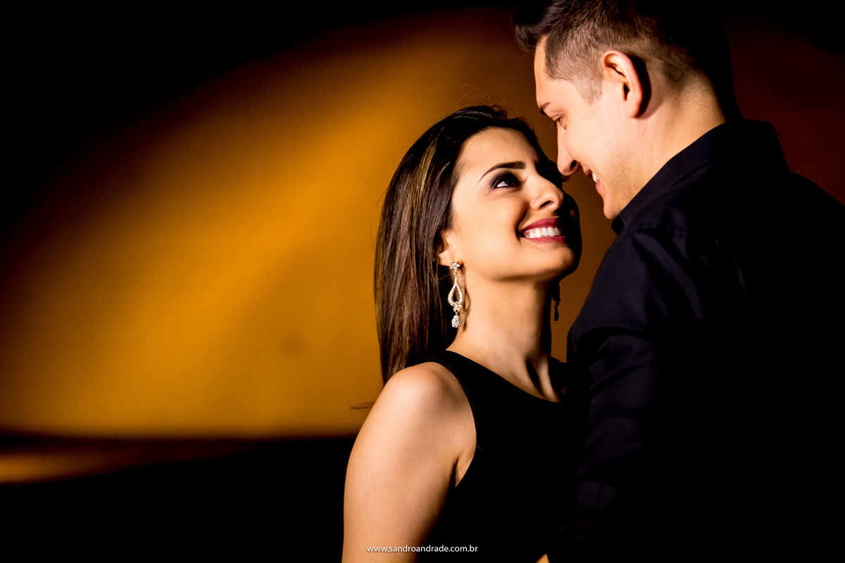Uma linda troca de olhares, de rosto deles sorrindo, fotografia colorida na lateral do congresso nacional, local marcante para o noivo, que desde criança sonhava com este momento, pois seu sonho era trabalhar ali e seu sonho chegou junto com o casamento.