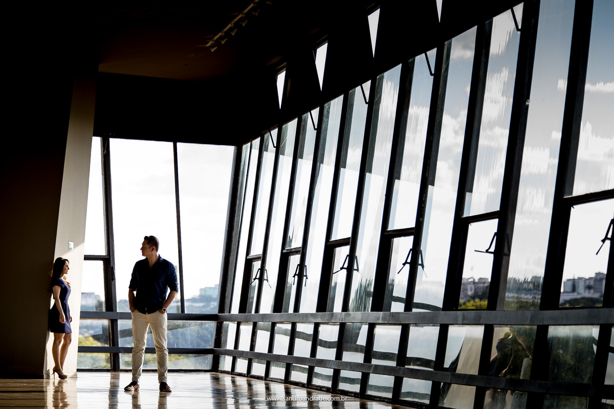 Selma e Ricardo é um casal de Brasilia e escolheram os monumentos arquitetônicos da cidade como locação do ensaio deles.Nesta fotografia o Casal está separado,ela de frente para ele encostada na parede da torre de Tv e ele está próximo aos vidros da torre