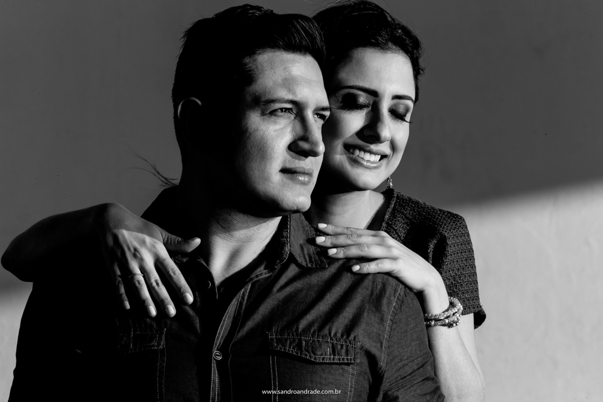 Retrato do casal em preto e branco, pensando no grande dia que se aproxima, Selma fecha os olhos e sorri e Ricardo está sério.