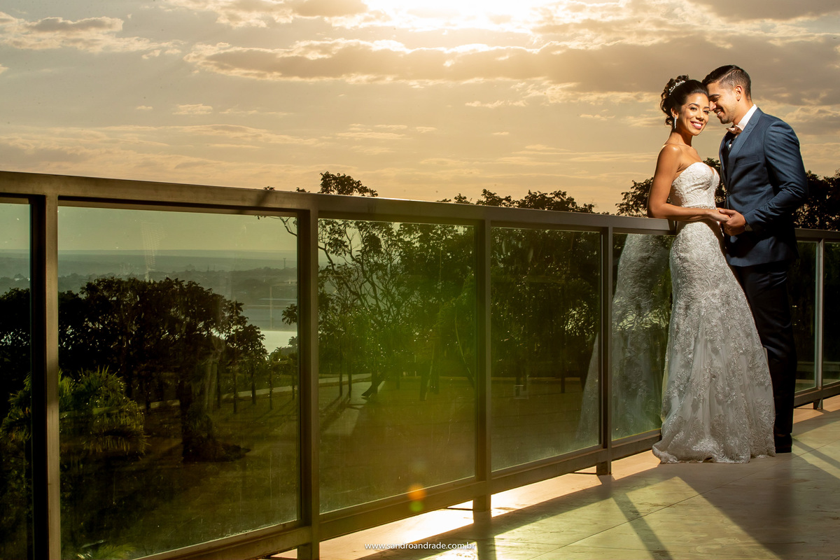 Apaixonados e felizes eles sorriem.