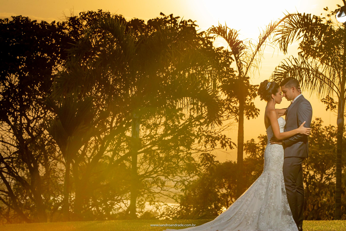 Um lindo por do sol, céu de Brasília na época da seca é uma das coisas mais lindas, o casal esta de frente um para o outro e o por do sol com um céu bem amarelinho no fundo.