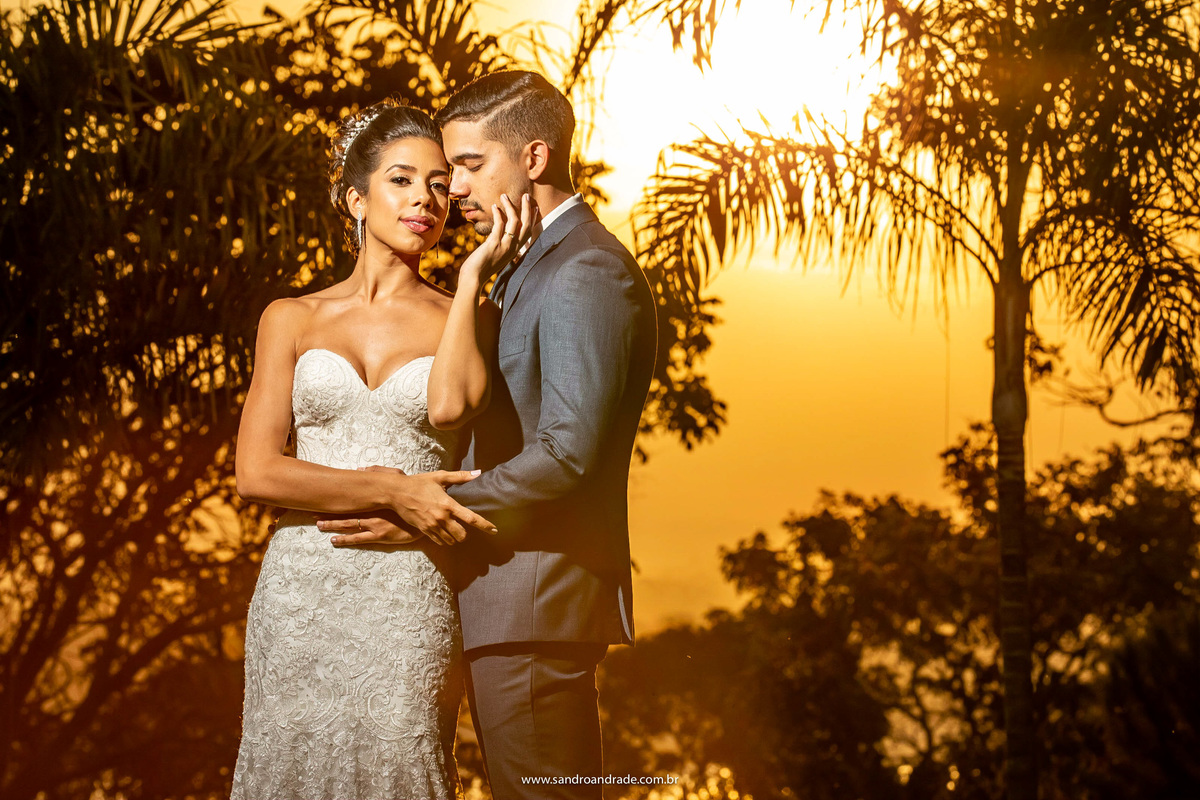 Apaixonados e lindos, esse casal rendeu fotos dignas de um casal de modelos, muito bonita e bem posicionada, Vanessa segura no rosto de Gabriel enquanto ele a abraça.