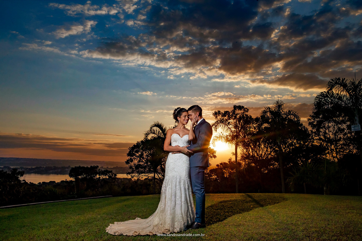 Na mesma posição e com um céu totalmente diferente do que tínhamos nas outras fotos, um degradê lindo em tons de azul, amarelo, laranja e núvens bem dramáticas e o sol bem baixinho. Fotografia feita por Sandro, fotógrafo de bsb.