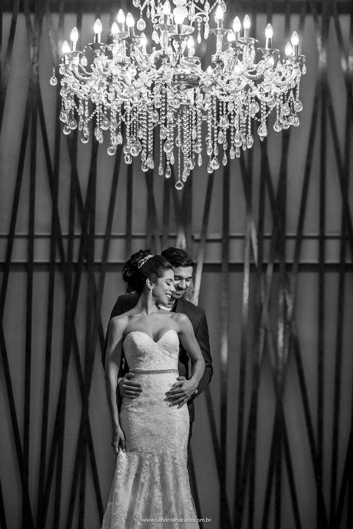 O mais novo casal de Brasilia, Vanessa e Gabriel posa para fotos em baixo do lustre do espaço panorama em preto e branco.