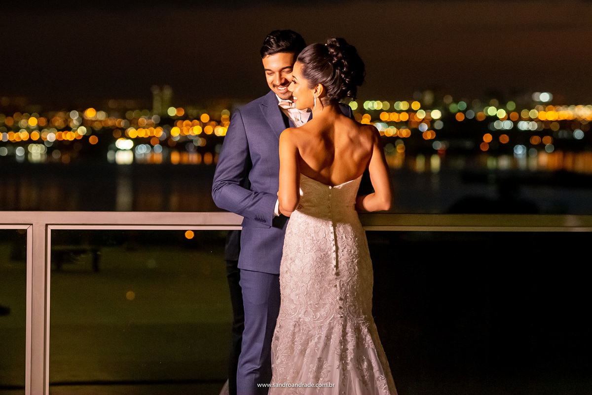 Retrato do casal...bem de pertinho amor nos olhos e sentimentos a flor da pele, é o que transmite este belo casal.
