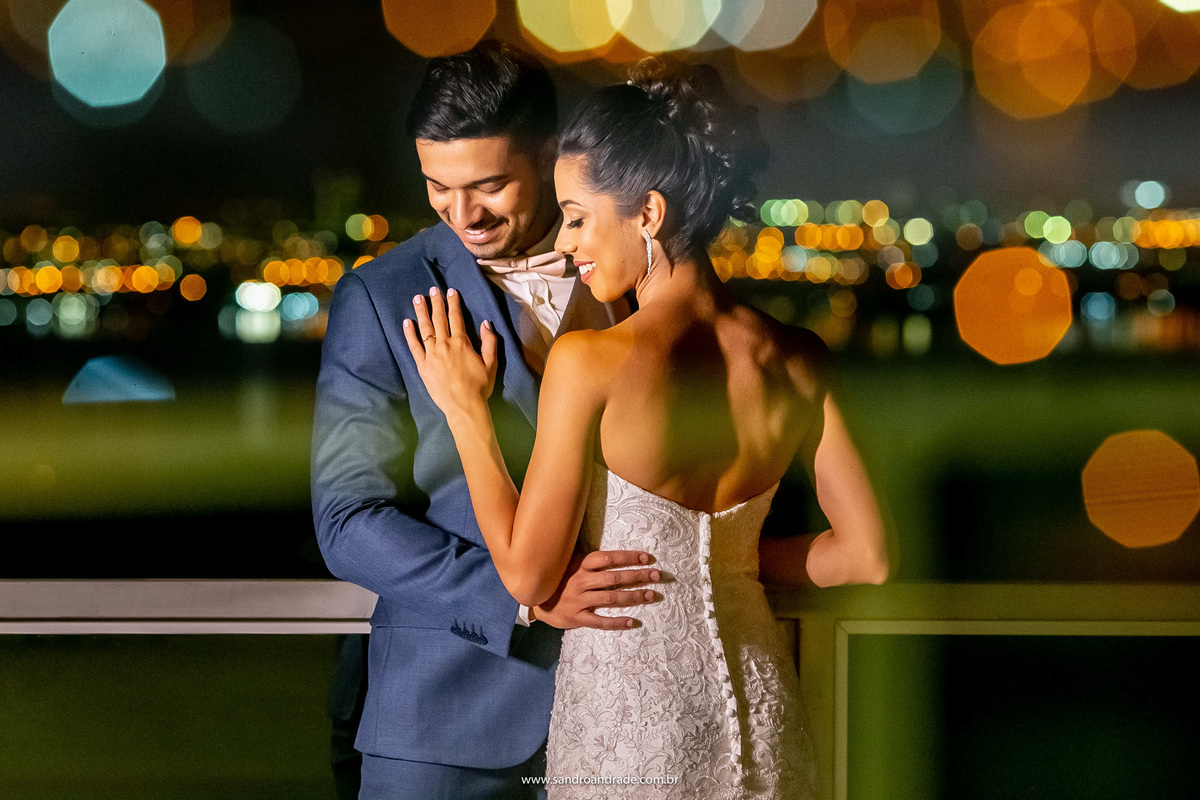 Uma fotografia de cair o queixo, com esta foto Sandro mostra porque é um fotógrafo premiado e muito. Muitos bonquês no céu, o retrato do casal no meio, sorrisos bobos e apaixonados.
