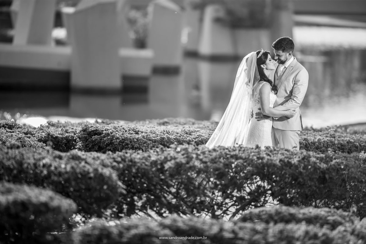 Praça dos Cristais um lindo local público, cuidado pelo exército. Uma fotografia preto e branco, com o lago da praça ao fundo e o casal a frente, sorrindo e felizes.