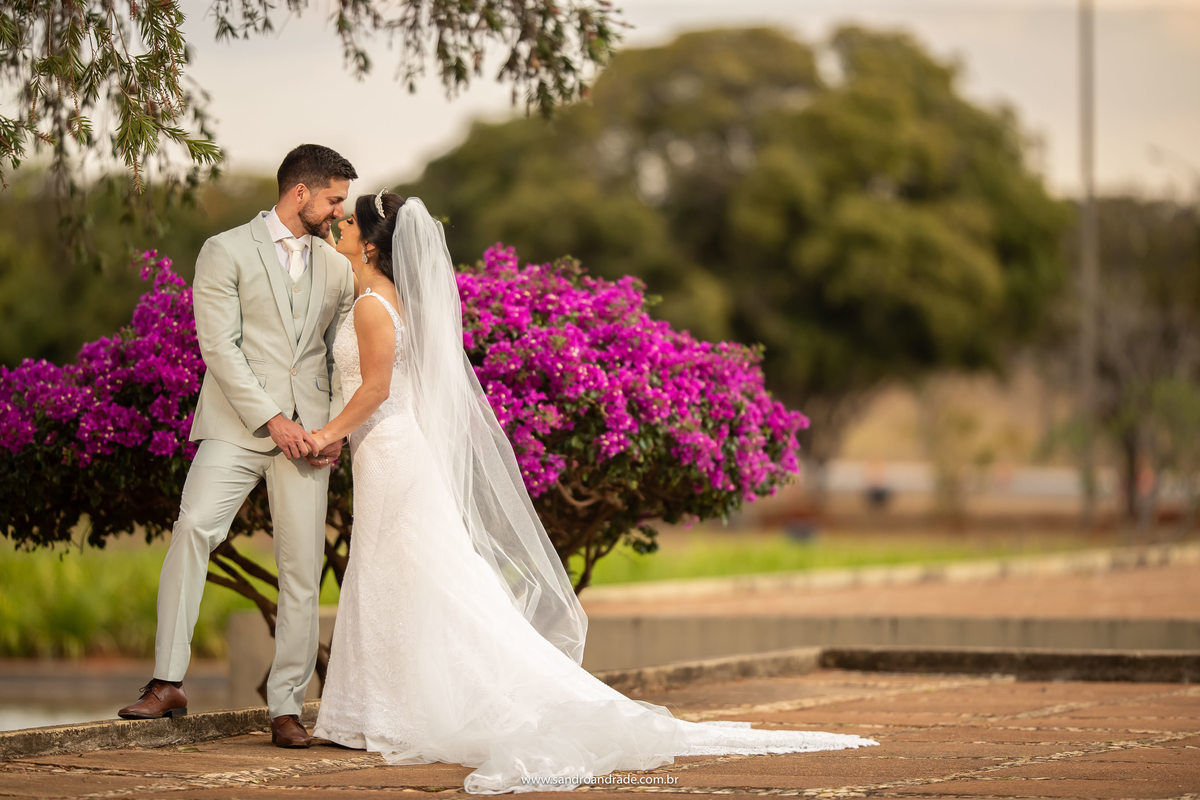 De frente eles sorriem quase se beijam.