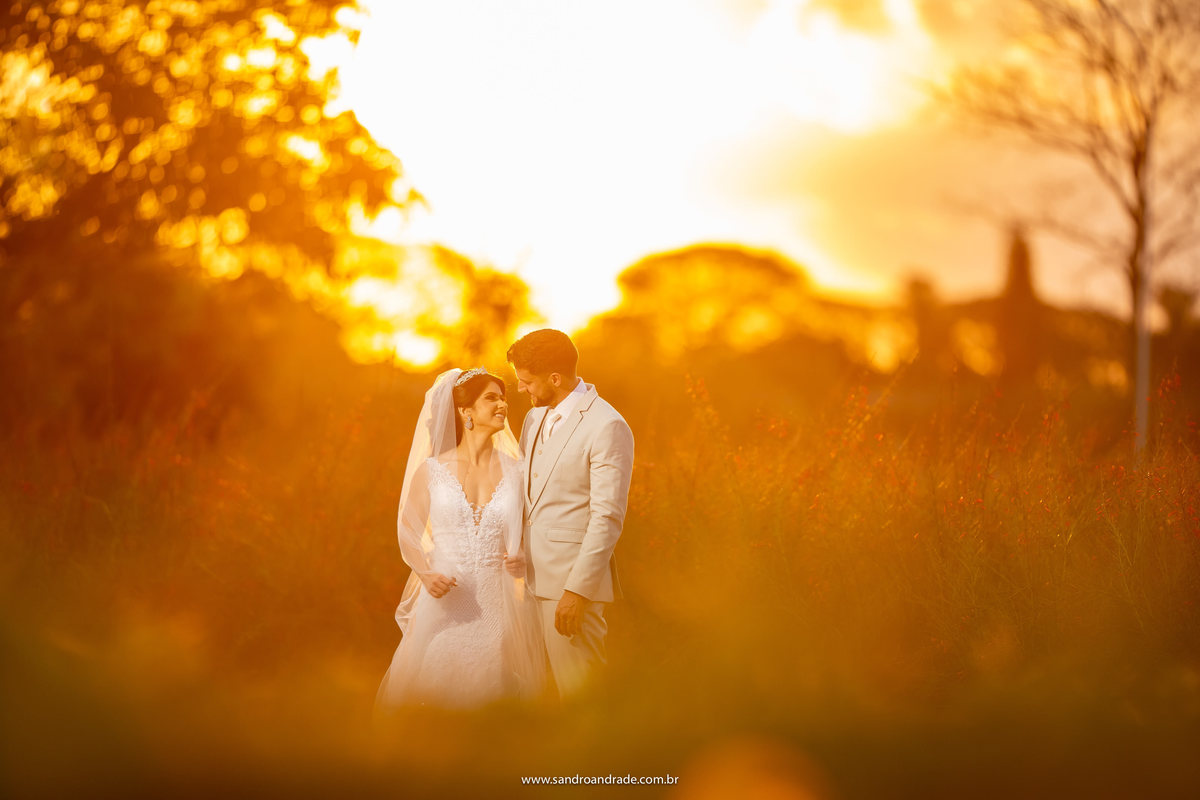Meu DEUS...como descrever esta foto? Me faltam palavras, pensa em um por do sol bem amarelinho, com árvores nas laterais, a fotografia com flairs e o casal ao centro se olhando todo apaixonado...