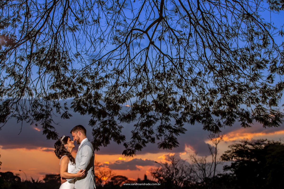 Com o finalzinho do por do sol, o céu em tons de azul, amarelo, laranja, vermelho e núvens carregadas e um casal lindo e apaixonado, felizes com o início da vida a dois, encerramos esta galeria incrível.