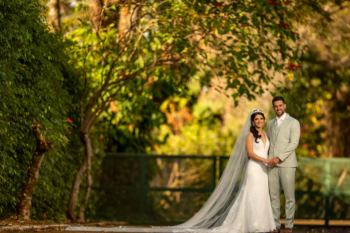 Ainda na Península dos Ministros, uma fotografia bem básica, colorida, dos noivos de corpo inteiro, olhando para as lentes de seu fotógrafo Sandro Andrade, fotógrafo profissional de BSB.