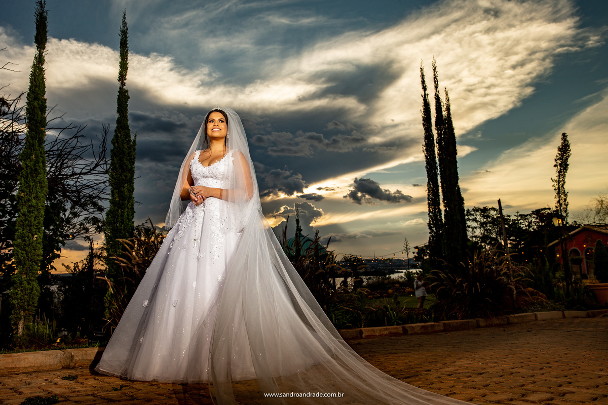 Sandro Andrade é um fotógrafo completo, do uso de luz, a composição, direção, qualidade, tudo, Sandro é um dos melhores fotógrafos de Brasília e que com seu jeito brincalhão consegue tirar sorrisos espontâneos das noivas, como nesta com um lindo céu.