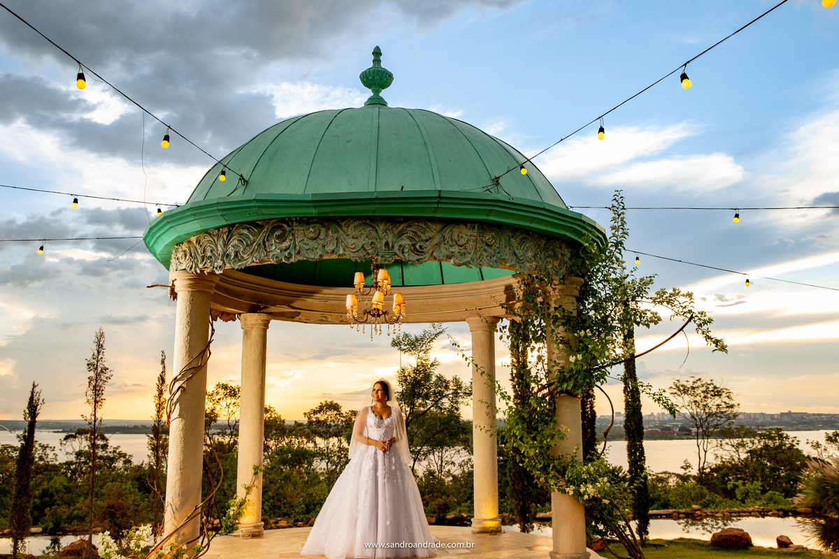 Júlia está dentro do gazebo da Villa Giardini, com uma belíssima luz e um céu magnífico, uma obra maravilhosa do Criador Nosso DEUS, uma verdadeira pintura.