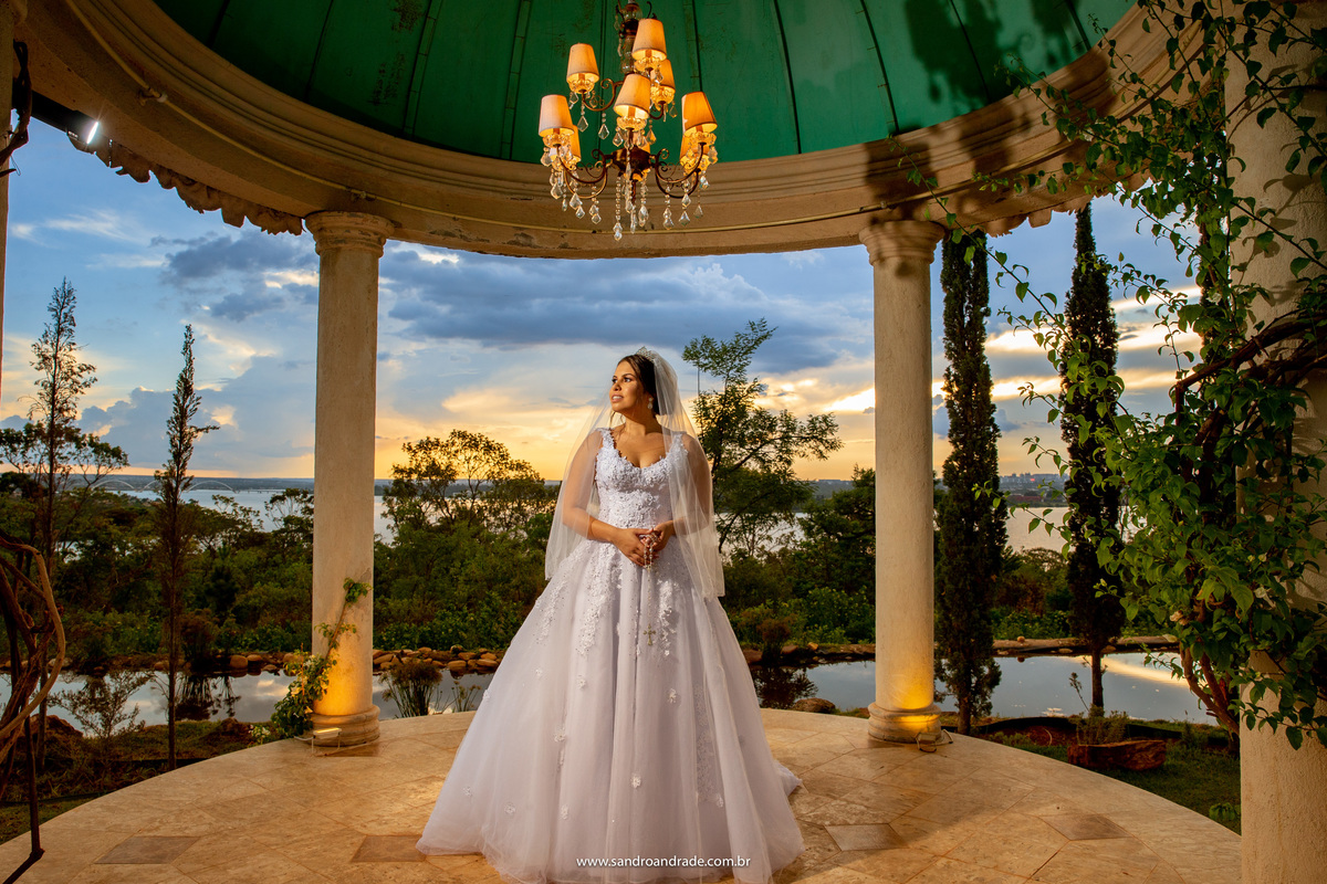 Retrato da noiva em baixo do lustre do gazebo.