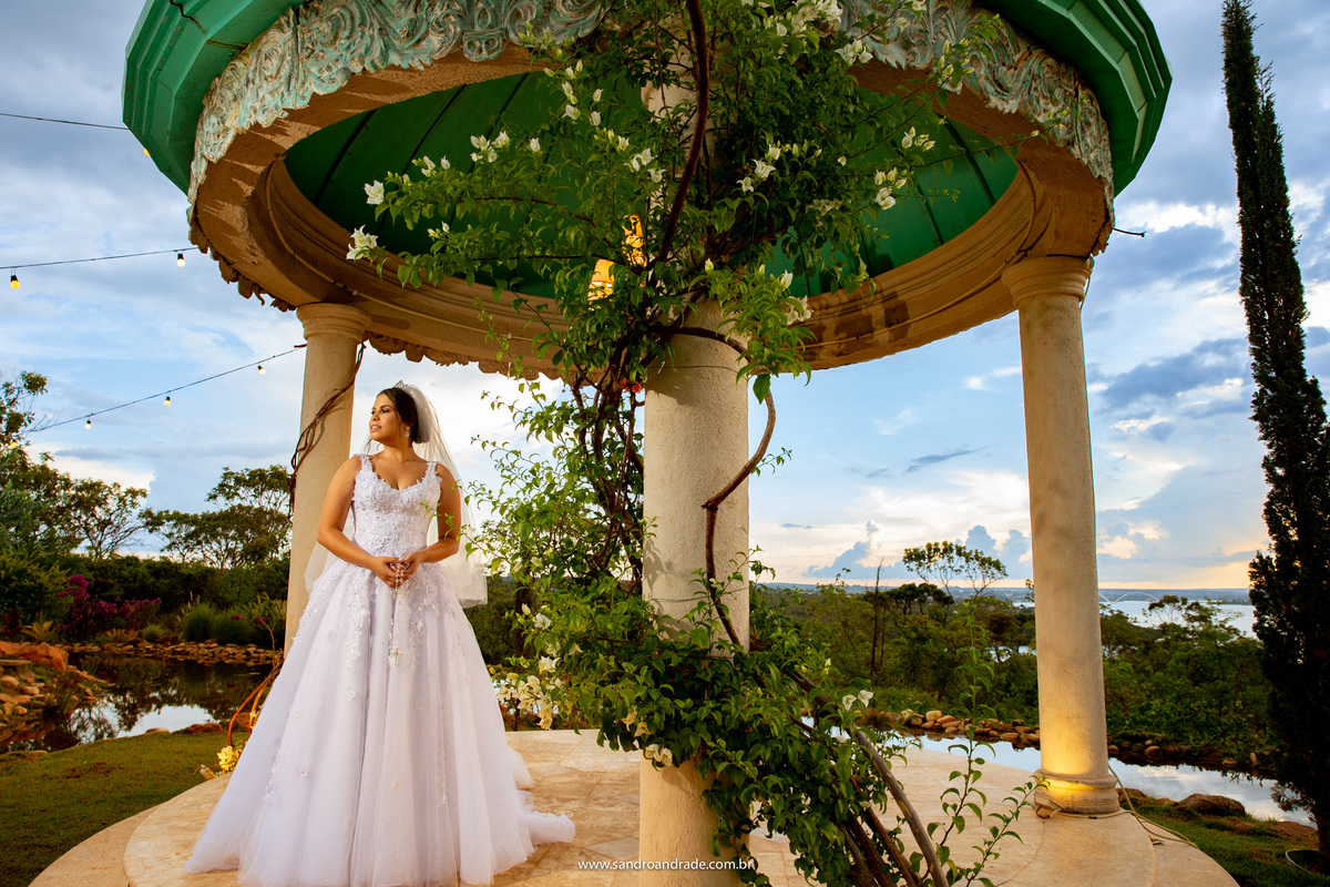 Dentro do gazebo Julia está séria com o terço na mão, analisando como será no dia do seu casamento, já que o casamento será neste mesmo horário e neste mesmo local.