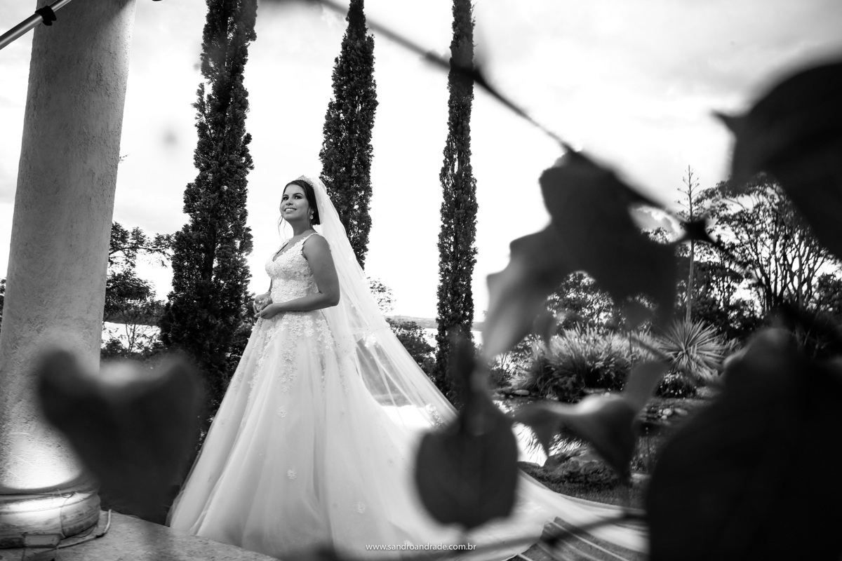 Mais um lindo retrato em preto e branco, a noiva está de pé 
