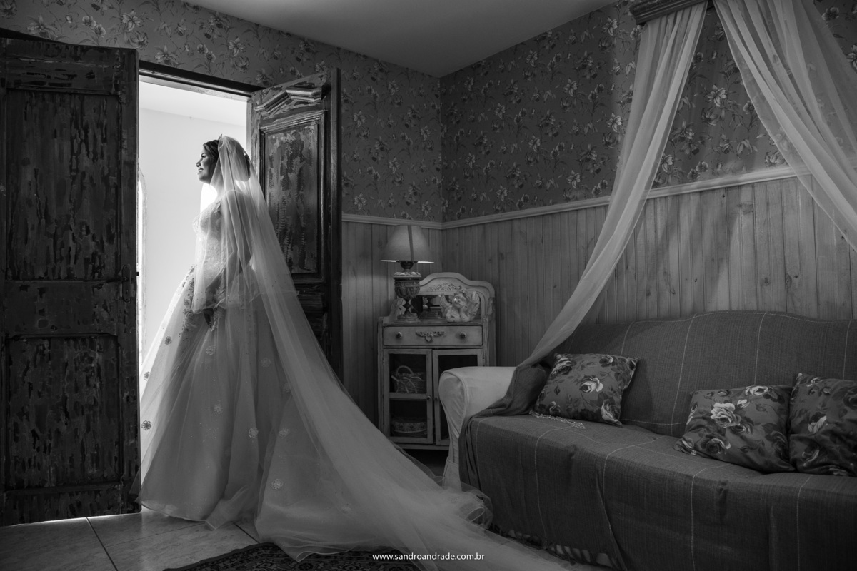 Preto e branco é sempre muito lindo...esta foto a noiva está em pé encostada na porta do quarto da noiva, olhando para o jardim.
